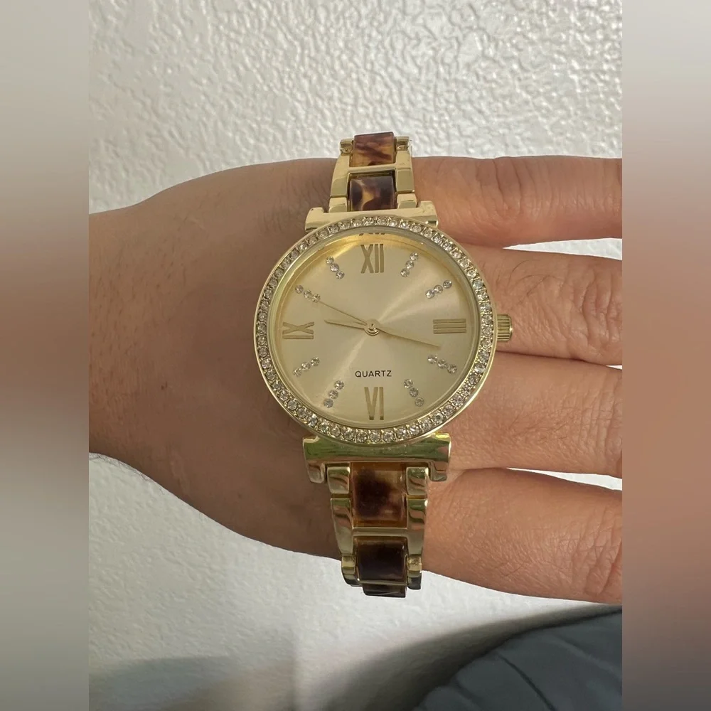 Elegant Gold Women's Watch - Picture 2 of 4